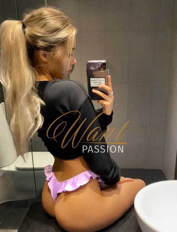 luxury escort Paris, Paris luxury massage, deluxe erotic massage Paris, elite erotic massage in Paris, high class escorts in Paris, high class Paris escort, brunette escorts Paris